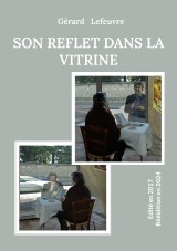 Son reflet dans la vitrine